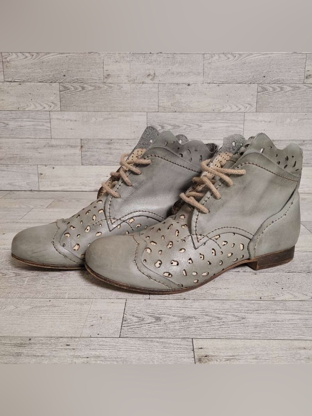 Women’s Rovers Gray Leather Scalloped Cutout Lace Up Ankle Boots Size 9/40